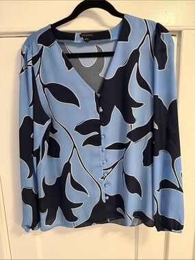Ann Taylor Light Blue & Black Floral Print V-Neck Blouse